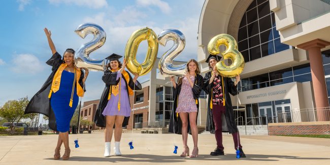 Graduation Photoshoot wAmbassadors Sp23 _ 005 WEB BLOG Graduation 2023